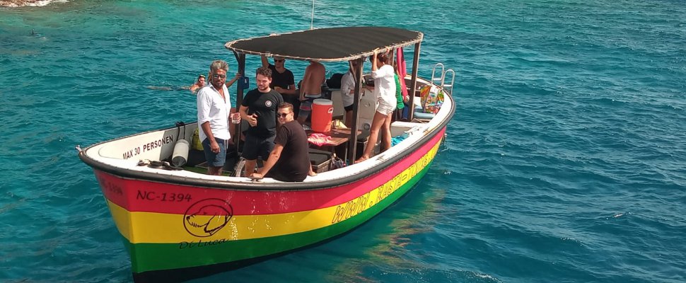 samen-op-de-rasta-boat-moet-je-gedaan-hebben-let-s-go-cura-ao